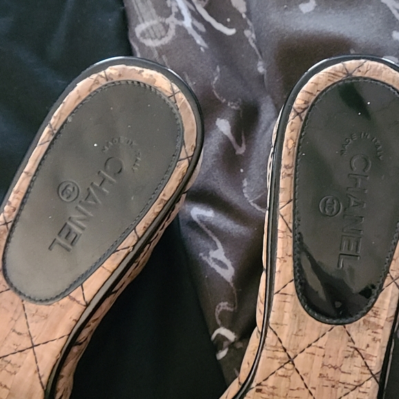 Chanel Black patent leather quilted cork slides - Picture 3 of 9